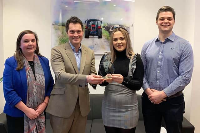 Leah Page-Stott receives the Zoetis – NFU Poultry 
Trainee Award from Thomas Wornham with Aimee 
Mahoney, NFU and John Kenyon, Zoetis