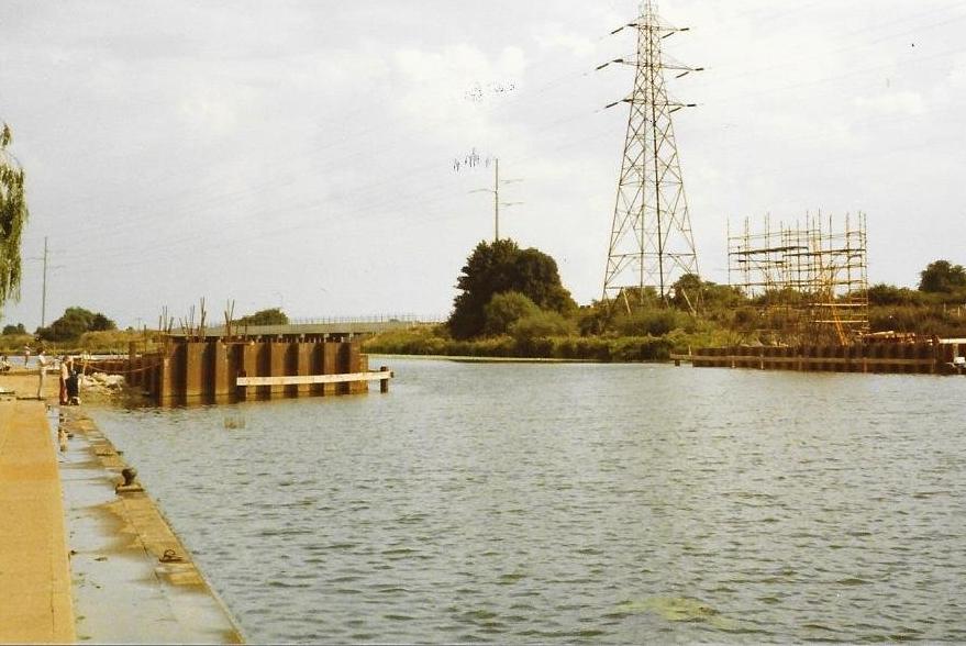 The new bridge of the River Nene under construction in 1983.
