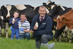 Minister Edwin Poots visited Hollowbridge Farm following the announement that the dairy and beef sector will get £25m in sopport to deal with the impacts of COVID19. Pictured  with farm owner Stephen Gibson and his 7 yr old son Stuart Gibson.
Photo by Simon Graham.