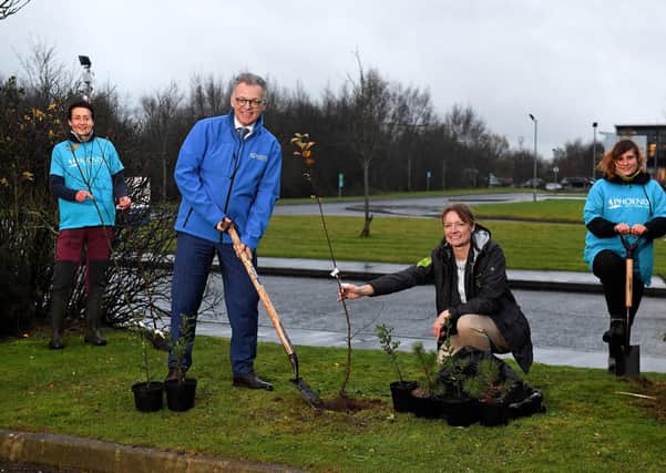 Fuelling A Greener Future with Environmental Partnership: Launching the new environmental partnership are Dianne Keys, Operations Leader, The Conservation Volunteers, Michael McKinstry, Chief Executive, Phoenix Natural Gas, Debbie Adams, NI & Scotland Regional Director, The Conservation Volunteers and Sissy Borchert, Volunteer, The Conservation Volunteers.  Find out more about the partnership at: www.phoenixnaturalgas.com.