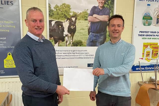Martin Warnock, NI Texel Sheep Breeder’s Club Secretary, accepts generous sponsorship for the Flock Competition from Seamus McCormick, Danske Bank.