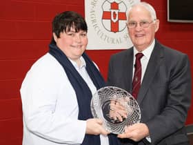 Alex Woods receives the President’s Plate from the Society’s Vice Patron, Billy Martin.
