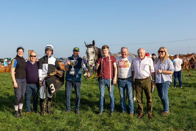 Winning horse from race five at the 2022 Route Hunt point to point at Portrush - Grave la klass