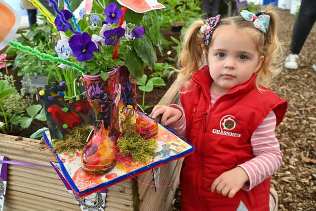 Ellah Robinson from New Zealand received second place in the Pre School & Primary School up to 11 Years.