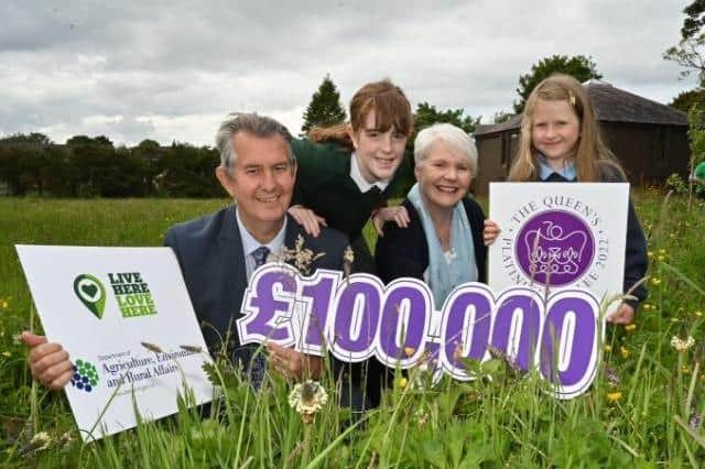 Environment Minister Edwin Poots visited Magheralin Parish to congratulate them on winning the £100,000 Queen’s Platinum Jubilee Pollinator Garden Award.  He is pictured with Saoirse Williams, St Patrick’s Primary School, Magheralin, Judith Kinnen, Magheralin Parish and Elizabeth McClimond, Maralin Primary School.