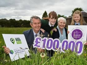 Environment Minister Edwin Poots visited Magheralin Parish to congratulate them on winning the £100,000 Queen’s Platinum Jubilee Pollinator Garden Award.  He is pictured with Saoirse Williams, St Patrick’s Primary School, Magheralin, Judith Kinnen, Magheralin Parish and Elizabeth McClimond, Maralin Primary School.