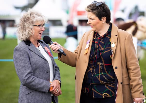 British Blue judge Linda Morgan from Powys, Wales, chats to Balmoral cattle commentator Libby Clarke. Picture: Mullagh Photography