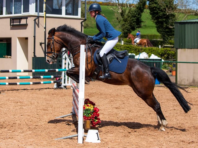 Gigi Roelle riding Derrynoose Lady in Class 4. (Pic: Martin O'Neill Photography)