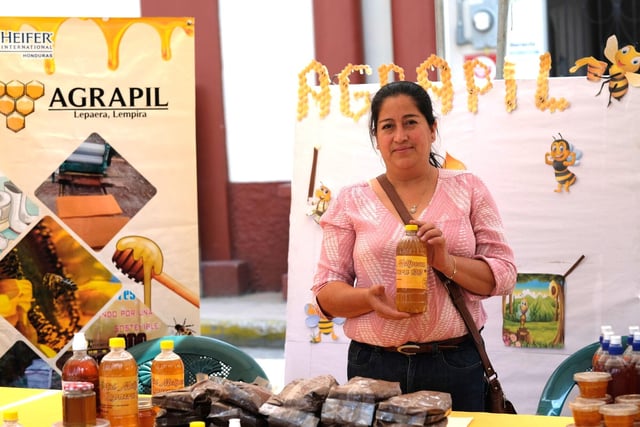 Juanita pictured selling her honey at a local fair as part of the AGRAPIL group, supported by Christian Aid’s local partner OCDIH. Credit: Amy Sheppey/Christian Aid.
