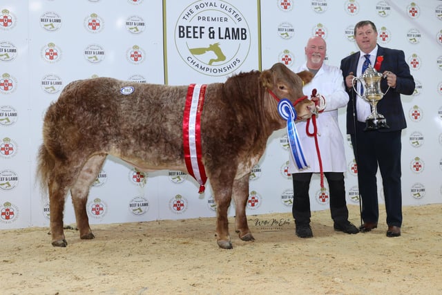 The Reserve Ulster Housewife’s Champion at the 2022 Royal Ulster Premier Beef & Lamb Championships was awarded to Martin Gallagher from Mountfield, Omagh.  On the night they were presented the Reserve Ulster Housewife Cup. Pictured (L-R) Martin Gallagher and Andrew Burleigh (Judge)