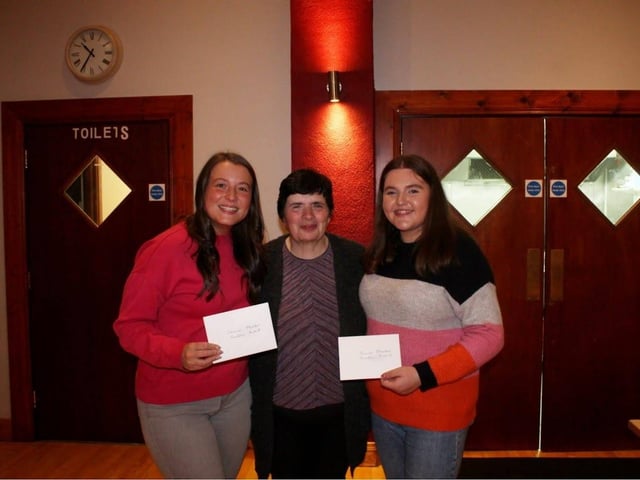 Elizabeth Rea handing over the junior and senior trustee prizes