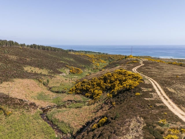 The property extends to about 947 acres