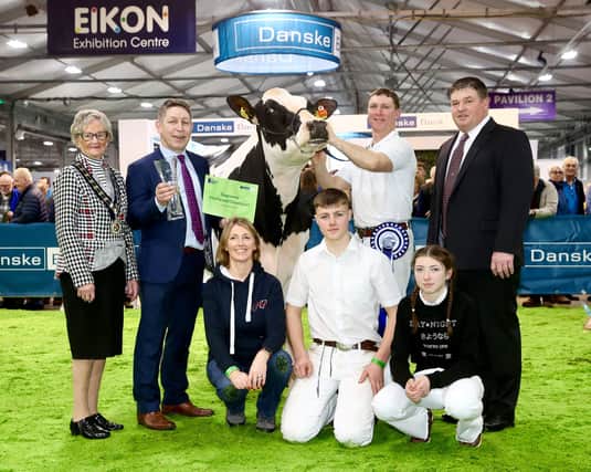 RUAS President Christine Adams, Rodney Brown, Head of Agribusiness at Danske Bank and livestock judge Mike Duckett join the Jones family from Hallow Holsteins as Hallow Solomon Twizzle 3 is crowned the 2023 Supreme Interbreed Champion.