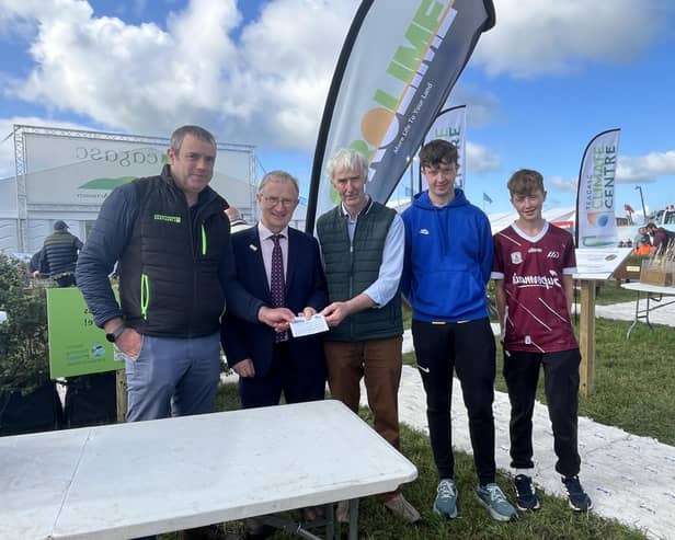 At the ploughing championships the Signpost programme team ran a competition for visitors to the Teagasc stand to win a free load of lime each day which was sponsored by Grolime.  Pictured are (from left to right) Joe, Edmund and Jim Power, Co. Kilkenny (competition winner), Professor Frank O’Mara, Teagasc Director and Denis Griffin, Grolime.
