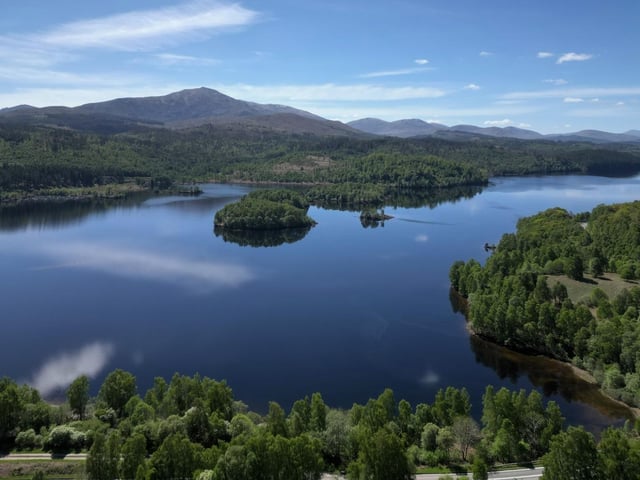 Aberchalder and Glengarry Estates are in the Great Glen some four miles south of Fort Augustus and 39 miles from Inverness. The Great Glen Way passes through the land along the southern bank of Loch Oich.