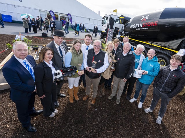The award for the Best in Show Trade Stand, sponsored by Donnelly Group, was presented to Northstone Materials. Malcolm Kerr and Dermot McCracken from proud sponsor Donnelly Group joined RUAS President David Cunningham and the team at Northstone Materials alongside volunteers from their chosen charity. Cancer Focus N.