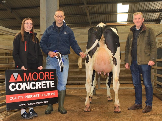 Reserve champion was Nicholas McCann’s Simlahill Arrow Sweetness. Included are Maeve Birt, Moore Concrete; and judge Ben Mallon. Picture: Julie Hazelton