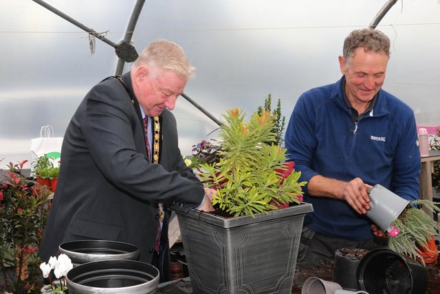 Mayor of Causeway Coast and Glens, Councillor Steven Callaghan is shown some tricks of the ‘gardening’ trade by Andrew McClarty. Pic: McAuley Multimedia