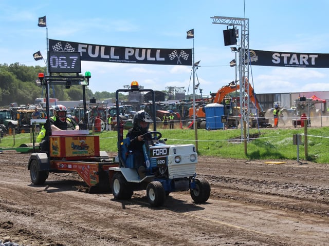JUNIOR TRACTOR PULLING