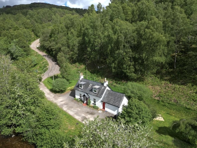 Aberchalder and Glengarry Estates are in the Great Glen some four miles south of Fort Augustus and 39 miles from Inverness. The Great Glen Way passes through the land along the southern bank of Loch Oich.