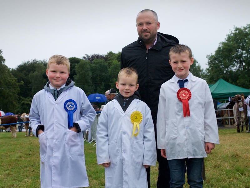 Blonde junior handlers, Seanan, Matthew and George with Judge John Barry Moran.