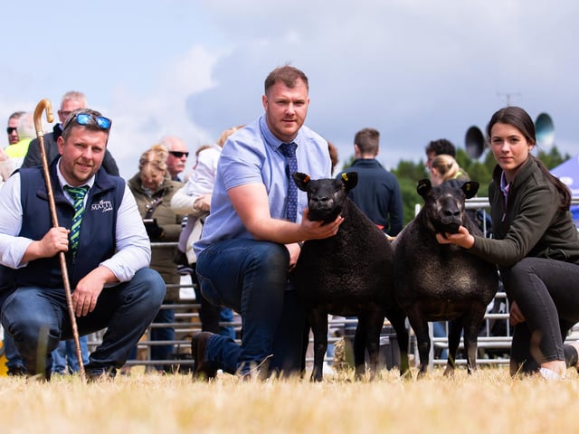 Pictured with the victorious Pair of Sheep are Kaine Holden and Shannon Smyth, alongside judge Matthew Burleigh.