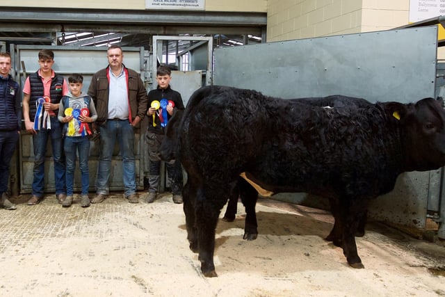 Ballymena: Judge Niall Quinn congratulates Ivan Lynn and Sons on winning the champion and reserve awards. The champion was a 490kgs heifer sold for £4,000.
Picture: Bo Davidson