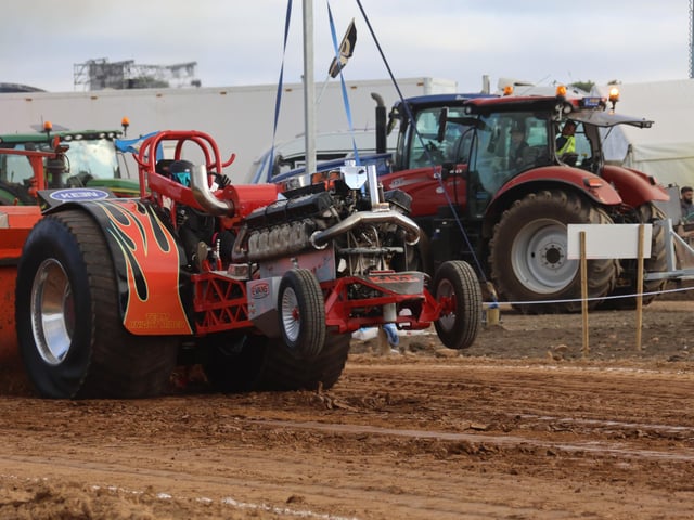 TRACTOR PULL ANTICS