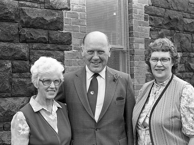 Well-known Ballymena auctioneer, Robert Orr, pictured at the start of October 1982, with two of his cousins from Canada who were visiting to Northern Ireland, they are Mrs K Campbell and Mrs G Revault. Picture: Farming Life archives/Darryl Armitage