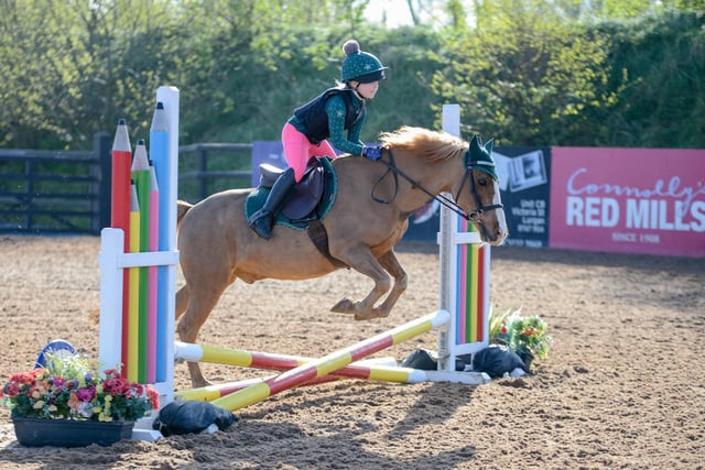 Lottie Coombs riding Bobby, clear in the Crosspole Class. (Pic: Tori OC Photography)