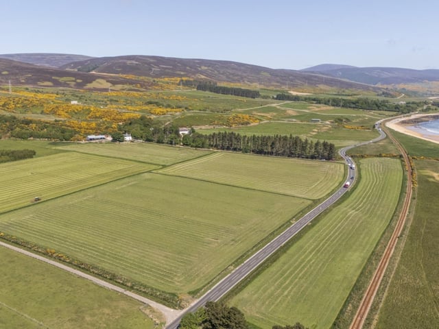The ploughable pasture is graded 3.2 (with a small section of grade 5.1), while the hill grazing to the north is graded 5.3 by the James Hutton Institute.