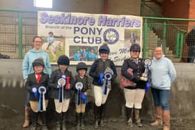 40cm prize winners with DCs Mandy McQuade and Jenna Coote. 1st Annie Kelly, Oscar, Seskinore Harriers; 2nd Leah Preston ,Rocky, Seskinore Harriers; 3rd Jessica McCarroll, Polly, Seskinore Harriers; 4th Caoimhin Jon O’Kane, Jigsaw, Seskinore Harriers; 5th Rosie Clarke, Princess, Seskinore Harriers. (Pic: Seskinore Harriers)
