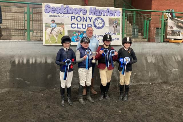 60cm prize winners with DC Jenna Coote. 1st Jack Smith, Lady; 2nd Maddison O’Kane, Dreenan Nelly, Seskinore Harriers; 3rd Ana Donnelly, Glebe Star, Seskinore Harriers; 4th Elsa Lee, Caerserennog Amethyst, Fermanagh Harriers; 5th Olivia McCrea, Glenvana Hazel, Seskinore Harriers; 6th Maddison O’Kane, Lily Rose, Seskinore Harriers. (Pic: Seskinore Harriers)
