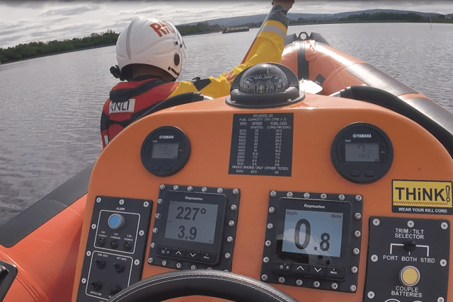 Carrybridge RNLI tasked to assist 2 people and 2 dogs on a barge that had run aground