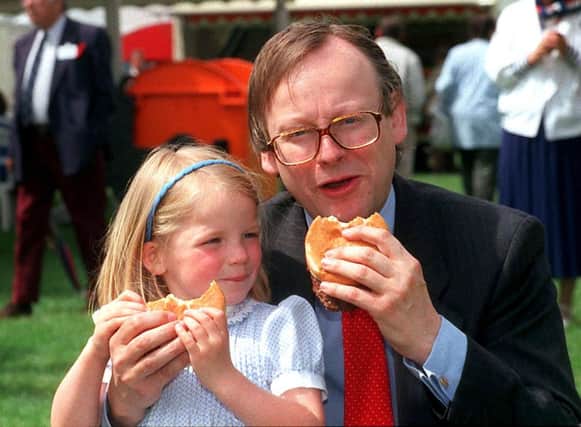 File photo dated 16/5/1990 of former agriculture minister John Selwyn Gummer and his four-year-old daughter Cordelia tucking into a burger on a visit to the East Coast Boat Show. PRESS ASSOCIATION photo. Issue date: Thursday October 11, 2007. The daughter of a friend of former agriculture minister John Gummer - who tried to show beef was safe by encouraging his four-year-old child to eat a hamburger - has died from the human form of mad cow disease. Student Elizabeth Smith, 23, of St Margaret South Elmham, Suffolk, died from variant Creutzfeldt-Jakob disease (vCJD) on October 4, three years after becoming ill. See PA story HEALTH vCJD. Photo credit should read: Jim James/PA Wire