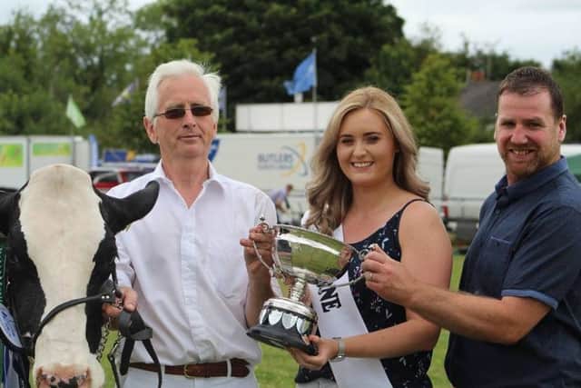 Miss Tyrone presenting the Excelsior Perpetual Cup on behalf of Fane Valley Feeds to William Hunter, Castlederg and his champion dairy cow