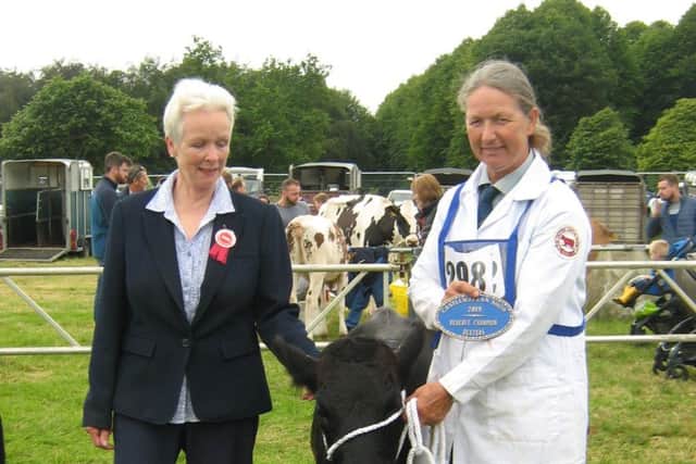 Sylvia Henry receiving Reserve Champion for Ballyloughan Lola owned by Montgomery Family.